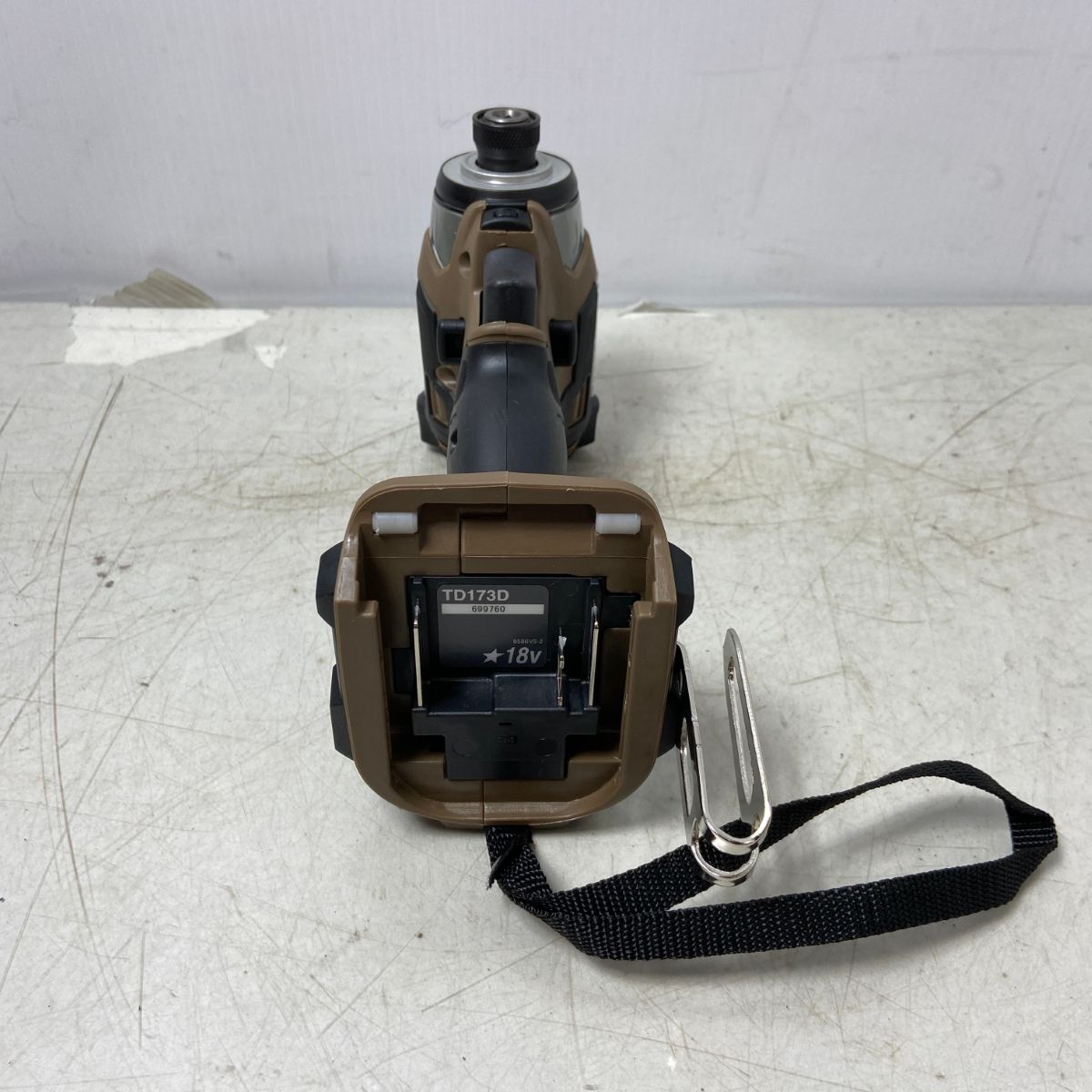 充電式インパクトドライバ 色