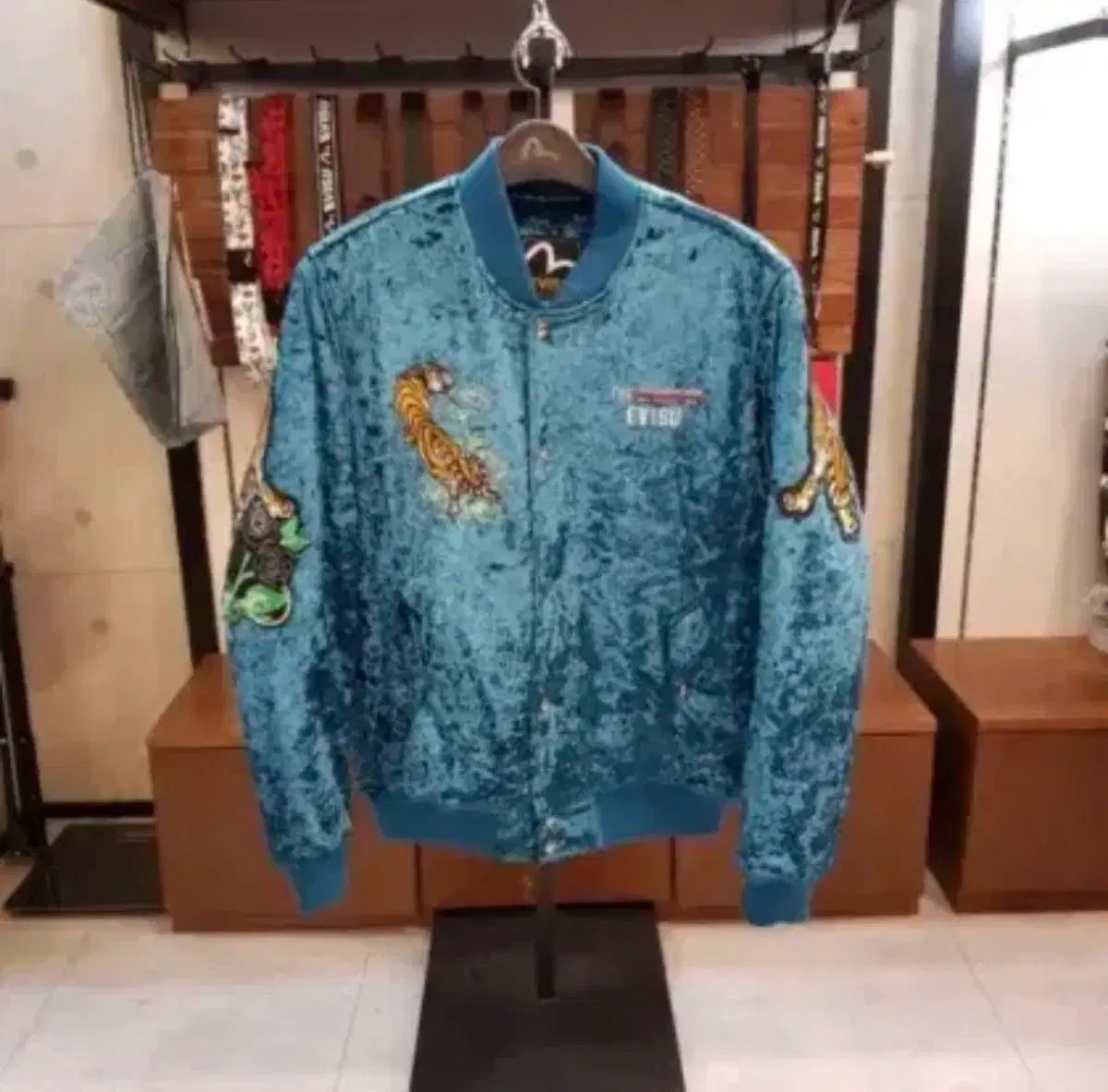 【2025年最新作】 エヴィス EVISU ベロア 虎 刺繍 スタジャン ジャケット