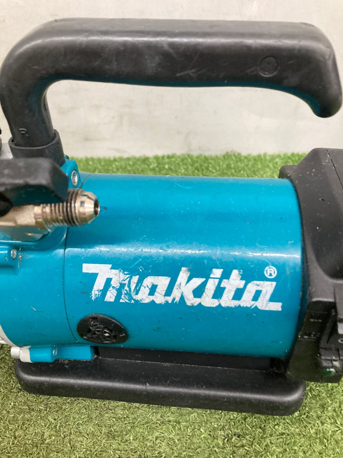 品 0921 makita マキタ 18v充電式真空ポンプ VP180DRG 本体のみ ITSIHABP6H8U