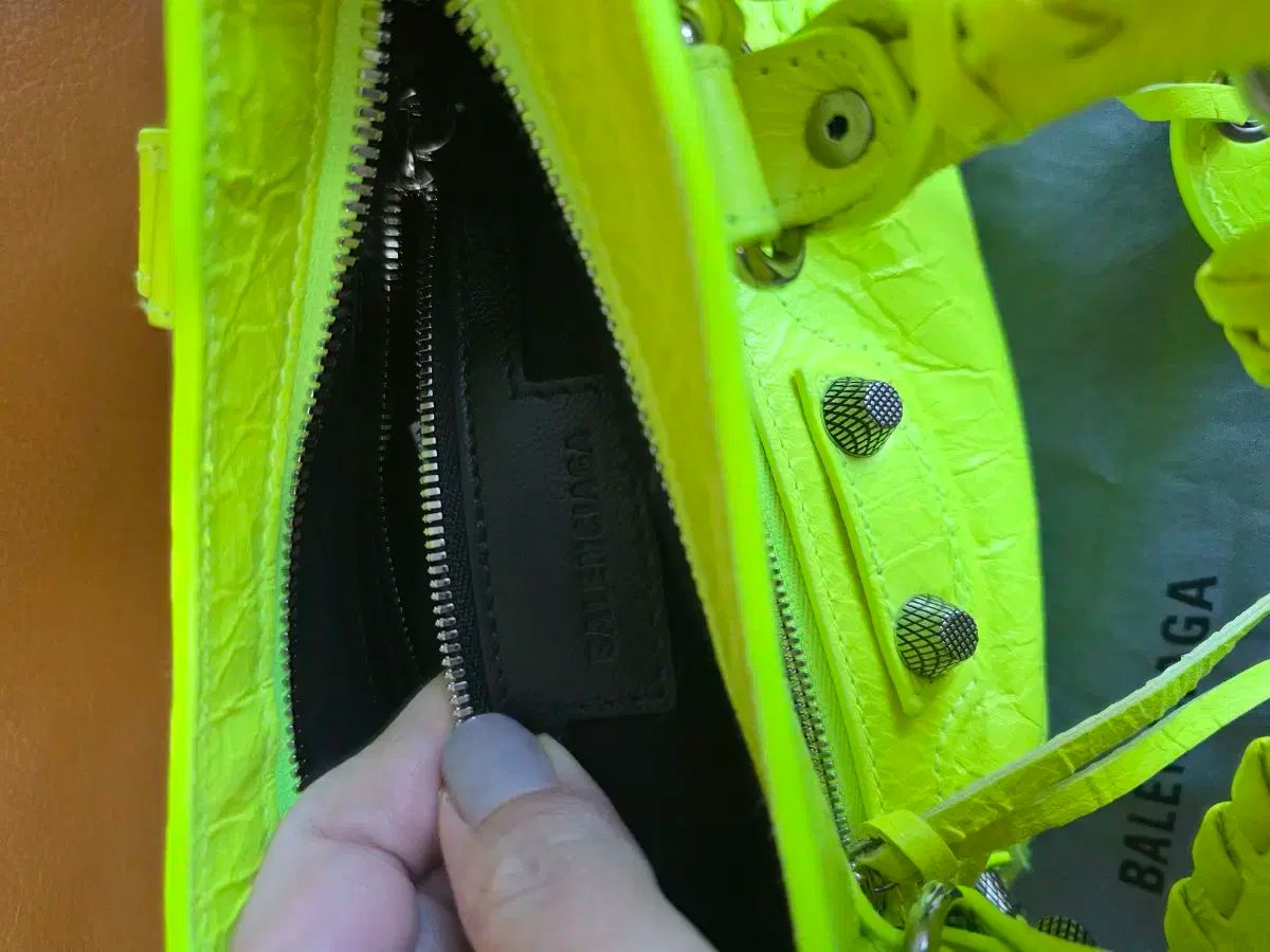  バレンシアガ NEO City シティバッグ モーターバッグ スモールサイズ ネオン メッセンジャーバッグ ショルダーバッグ