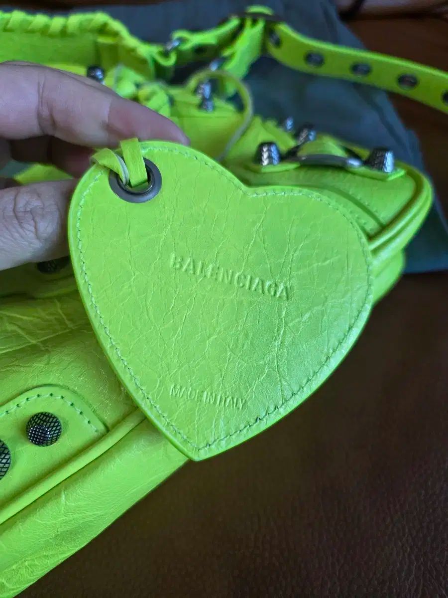 バレンシアガ NEO