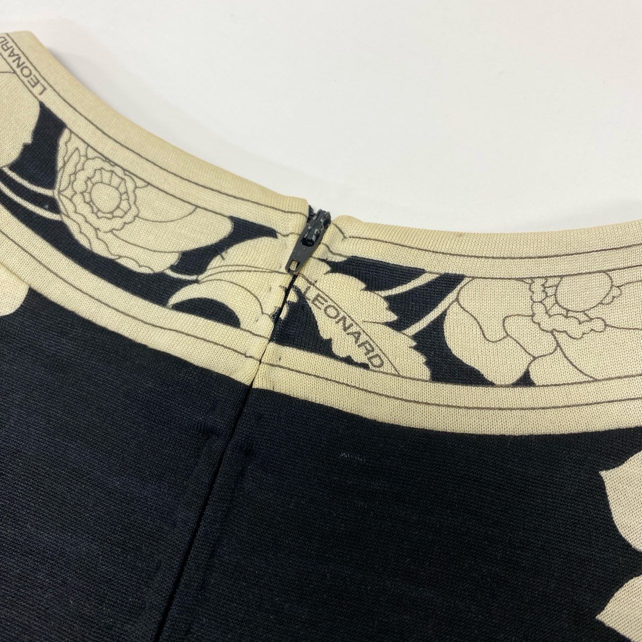 19k10 LEONARD レオナール 長袖カットソー クルーネック 花柄 0389991