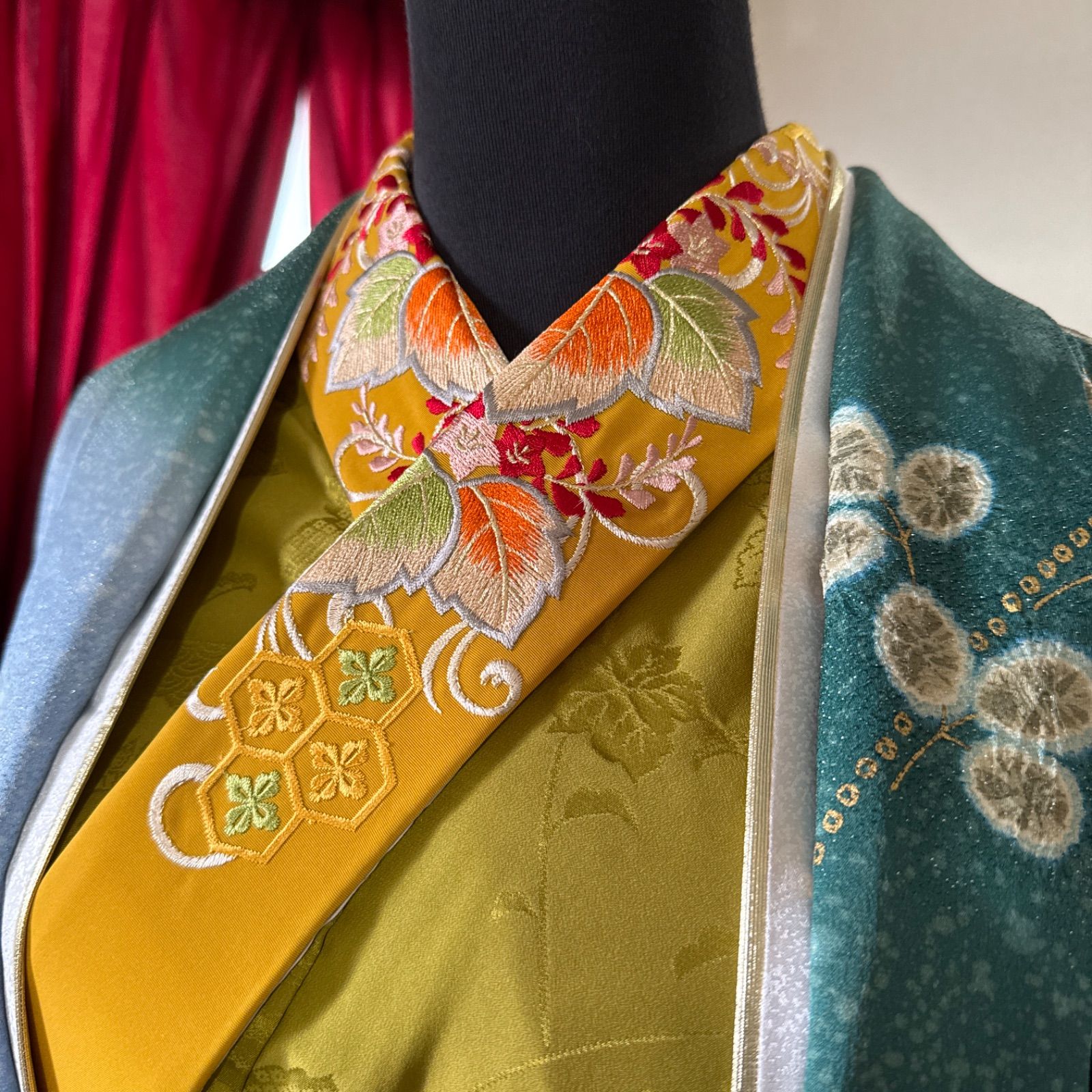 平和屋着物○豪華振袖 駒刺繍 孔雀羽花文 黒地 金彩 銀通し地 正絹