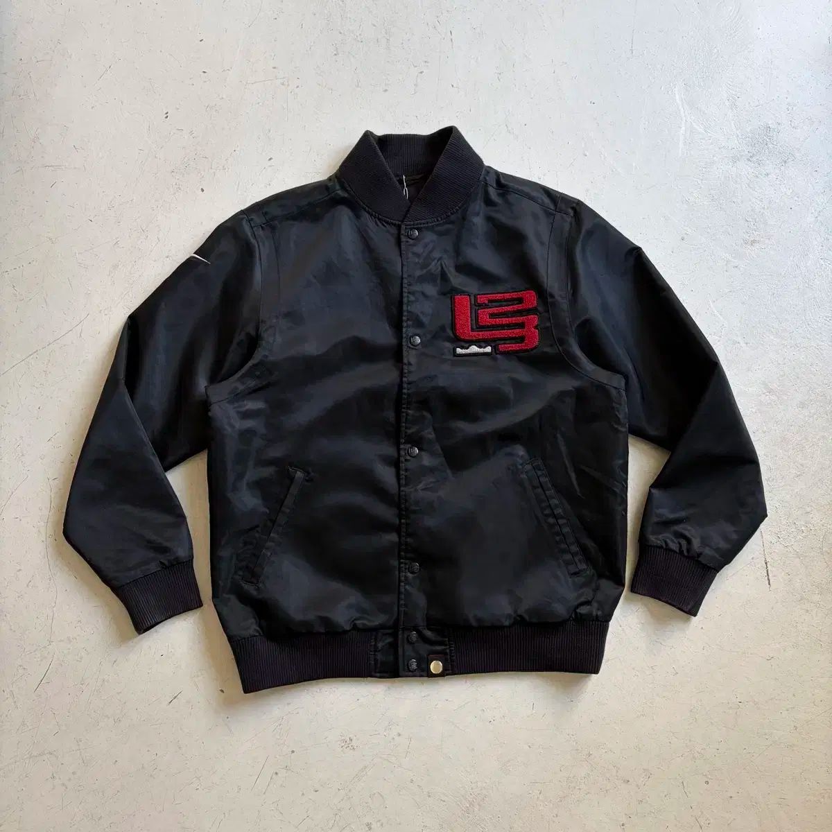 ナイキ レブロン ジェイムソン ヴィンテージ サテン スタジャン XL