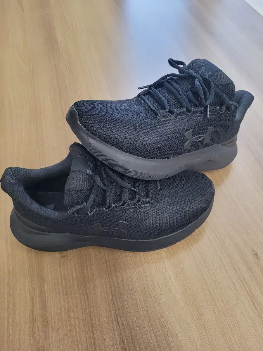 UNDER ARMOUR アンダーアーマー スニーカー 25.5cm