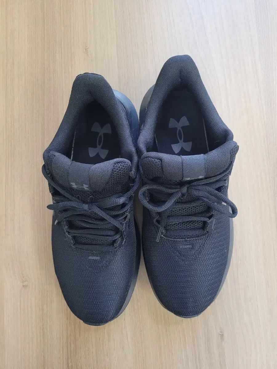  UNDER ARMOUR アンダーアーマー スニーカー 25 5 cm レジャー用品 カヌー用品 登山靴 トレッキングシューズ アウトドアシューズ