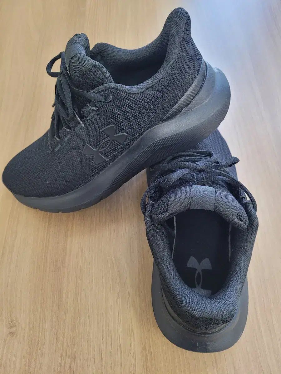 UNDER ARMOUR アンダーアーマー スニーカー 25.5cm