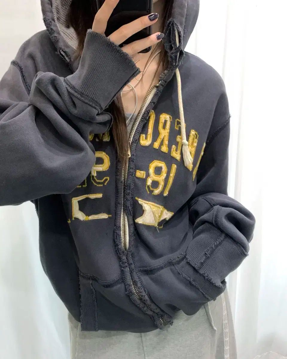 Abercrombie アバクロンビー グランジロゴ フードジップアップ