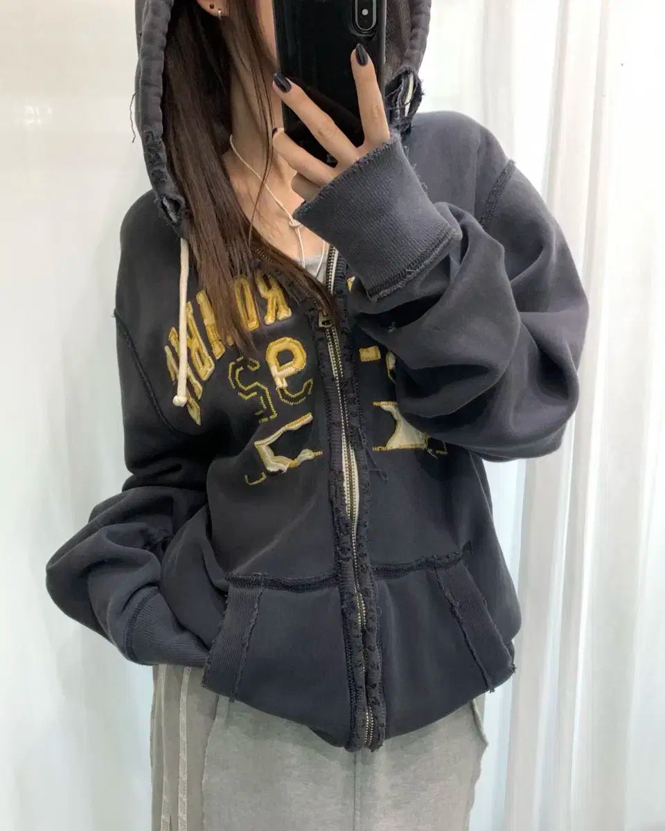 Abercrombie アバクロンビー グランジロゴ フードジップアップ