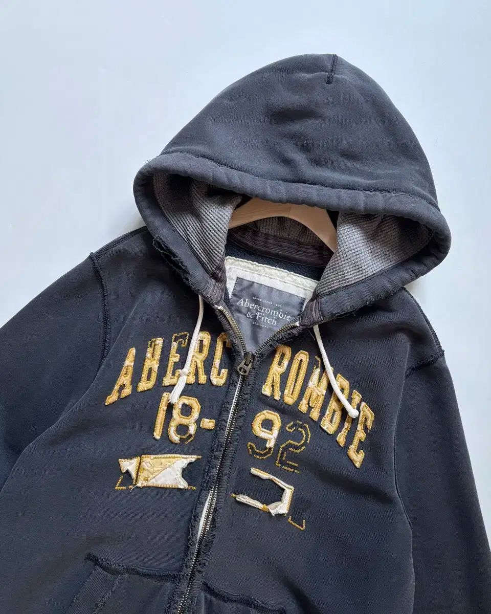 グランジロゴ フードジップアップ