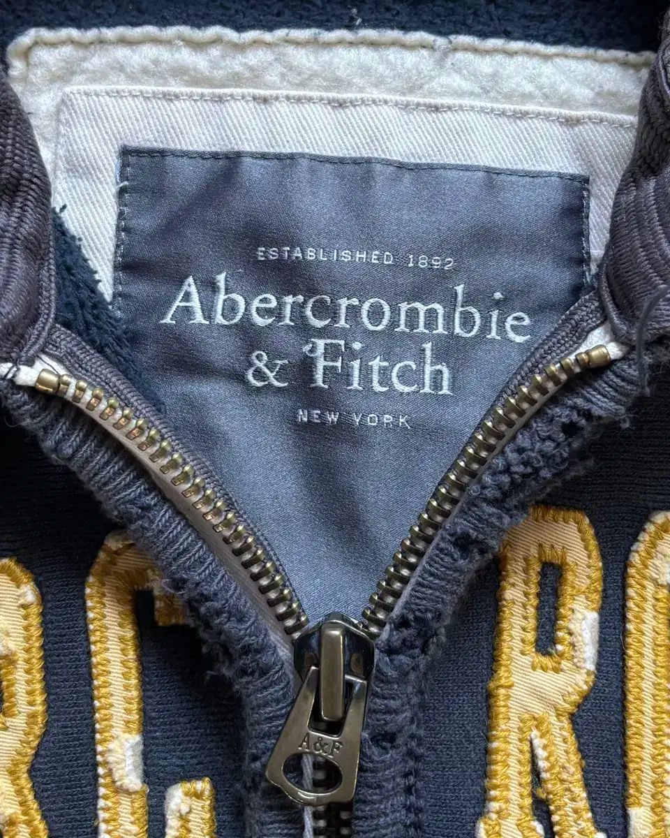  Abercrombie アバクロンビー グランジロゴ フードジップアップ パーカー トップス