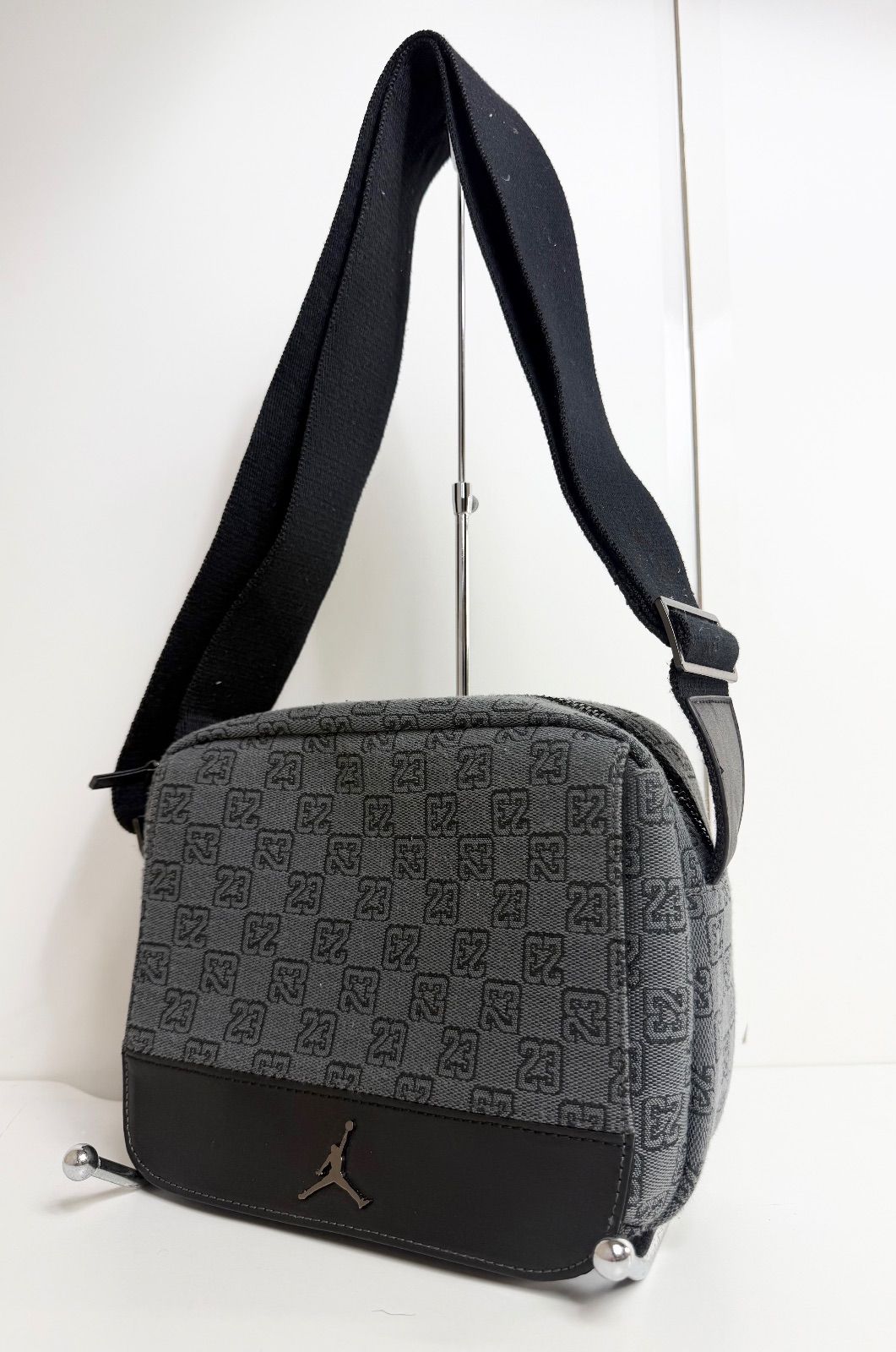 【新品・未使用】Jordan ショルダーバッグ グレー　モノグラム 中古品】JORDAN モノグラム ショルダー バック ジョーダン グレー SA