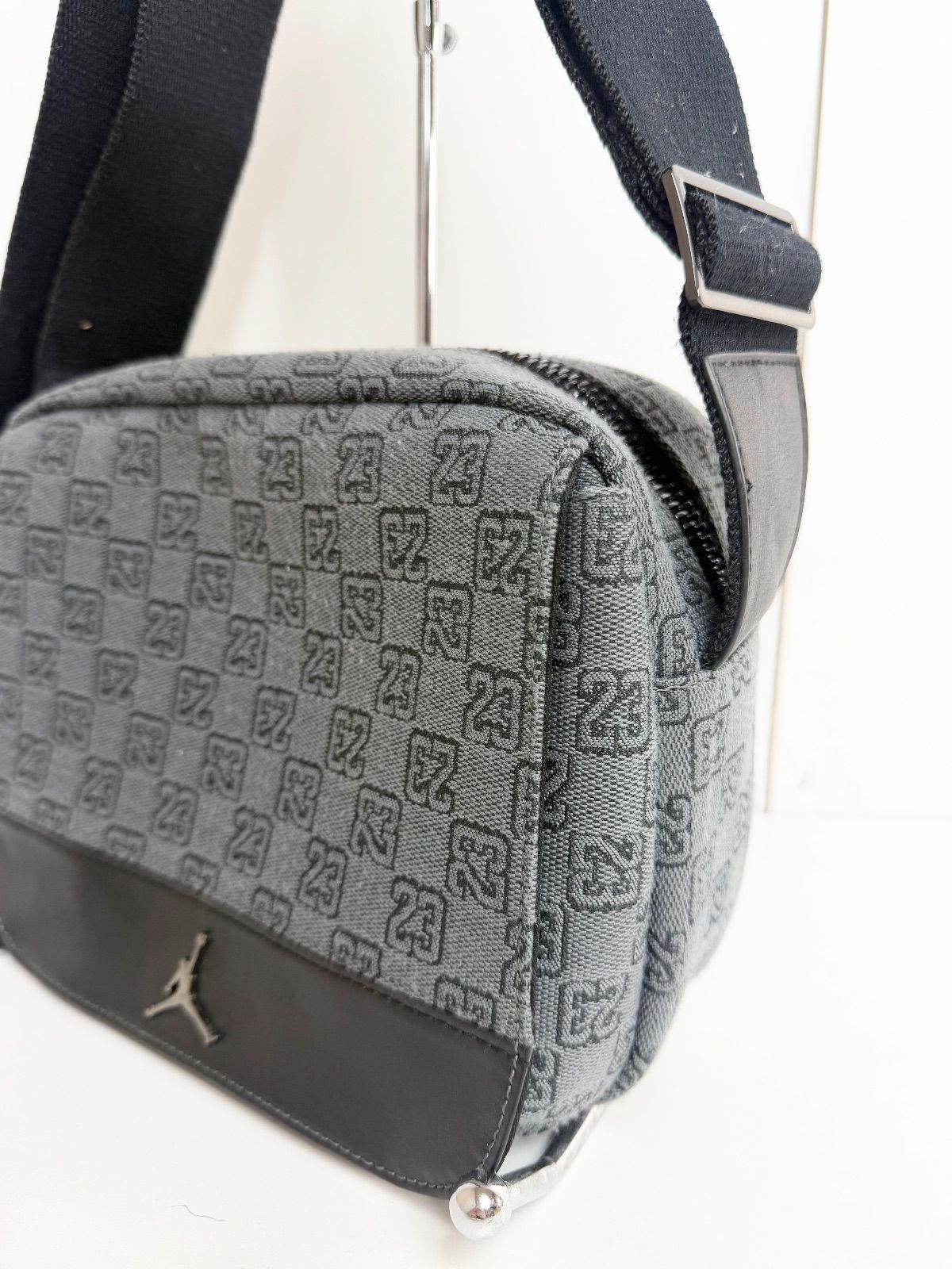 【新品・未使用】Jordan ショルダーバッグ グレー　モノグラム 中古品】JORDAN モノグラム ショルダー バック ジョーダン グレー SA