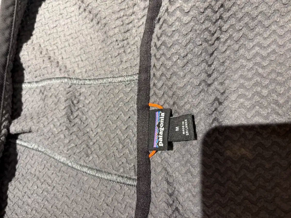 R1 エアWHOフーディー