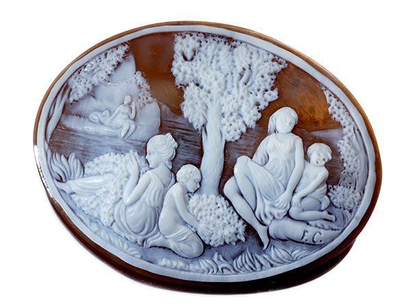 ジュエリー F.C.作 寛ぐ親子の彫刻 シェルカメオルース 80.0 mｍ×60.0ｍｍ a 2817 il