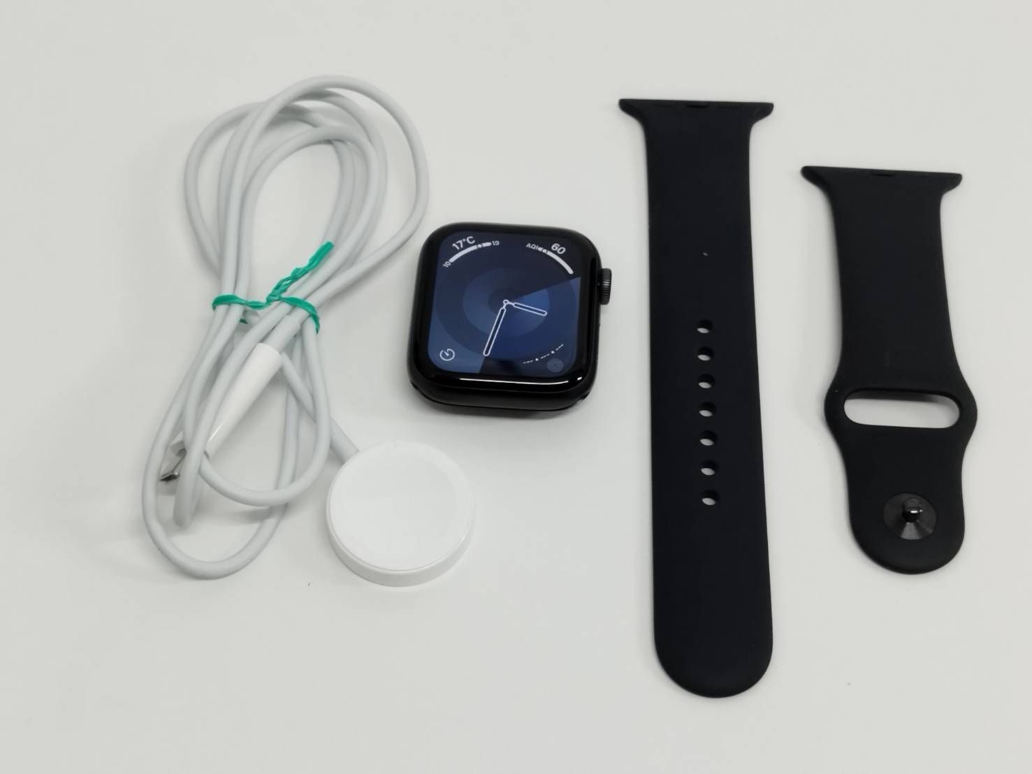 良品Apple Watch SE 第1世代&frasl;GPS&frasl;44mm&frasl;A2352&frasl;スペースグレー〈MYE32J&frasl;A〉