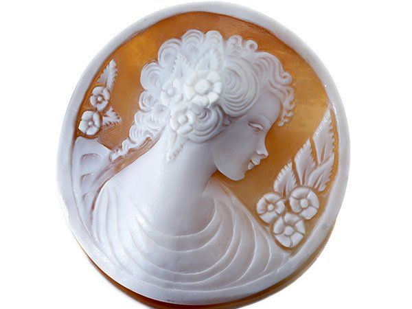 ジュエリー 作家品 裏面サイン刻印有 素敵な髪飾りの貴婦人 シェルカメオルース 61.1ｍｍ×59.2ｍｍ a2821m