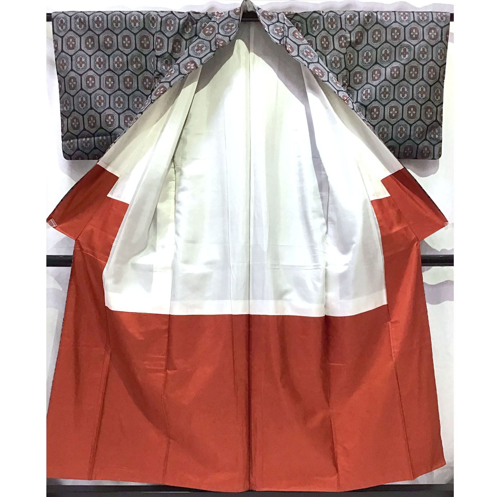 着物 紬 亀甲 黒系地 No 200701 1663 梱包サイズ80