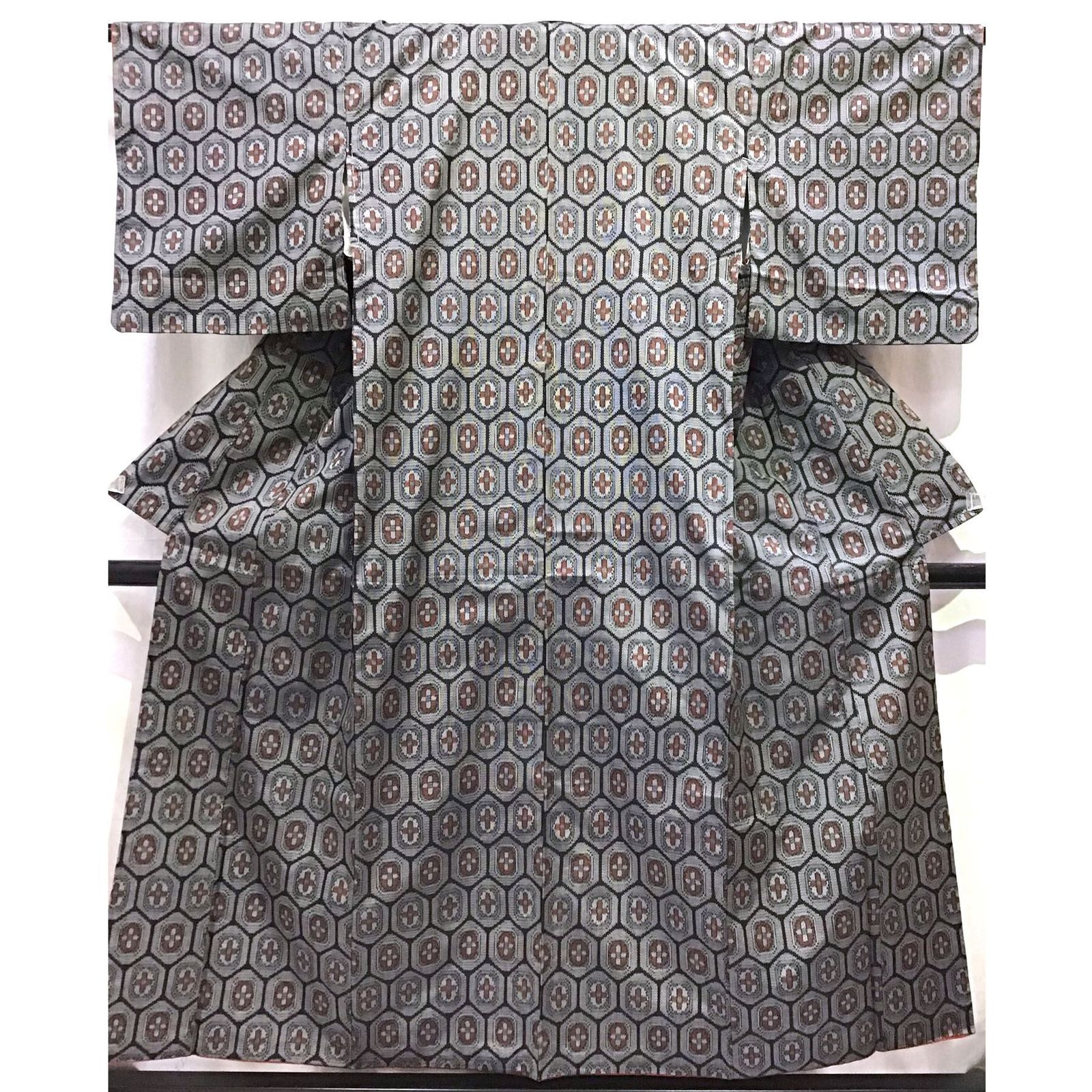 着物 紬 亀甲 黒系地 No.200701-1663 梱包サイズ80