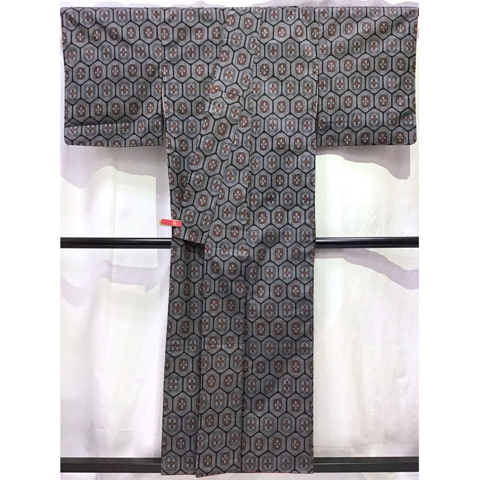  着物 紬 亀甲 黒系地 No 200701 1663 梱包サイズ80 紬 着物反物