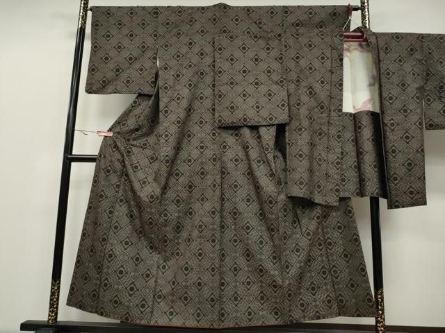 平和屋着物 本場大島紬 龍郷絣 アンサンブル 菱花文 正絹 ut