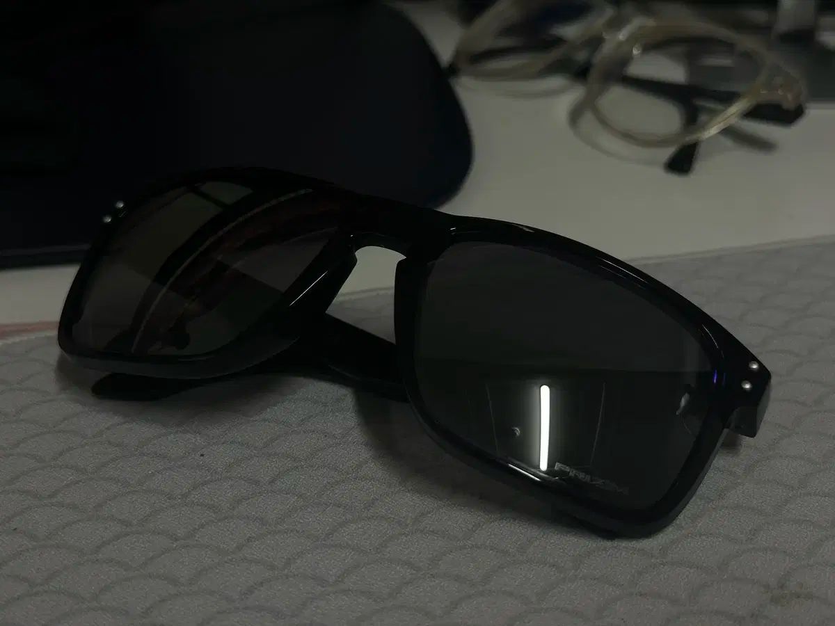  オークリー サングラス 偏光 ホルブルックXL サングラス 小物