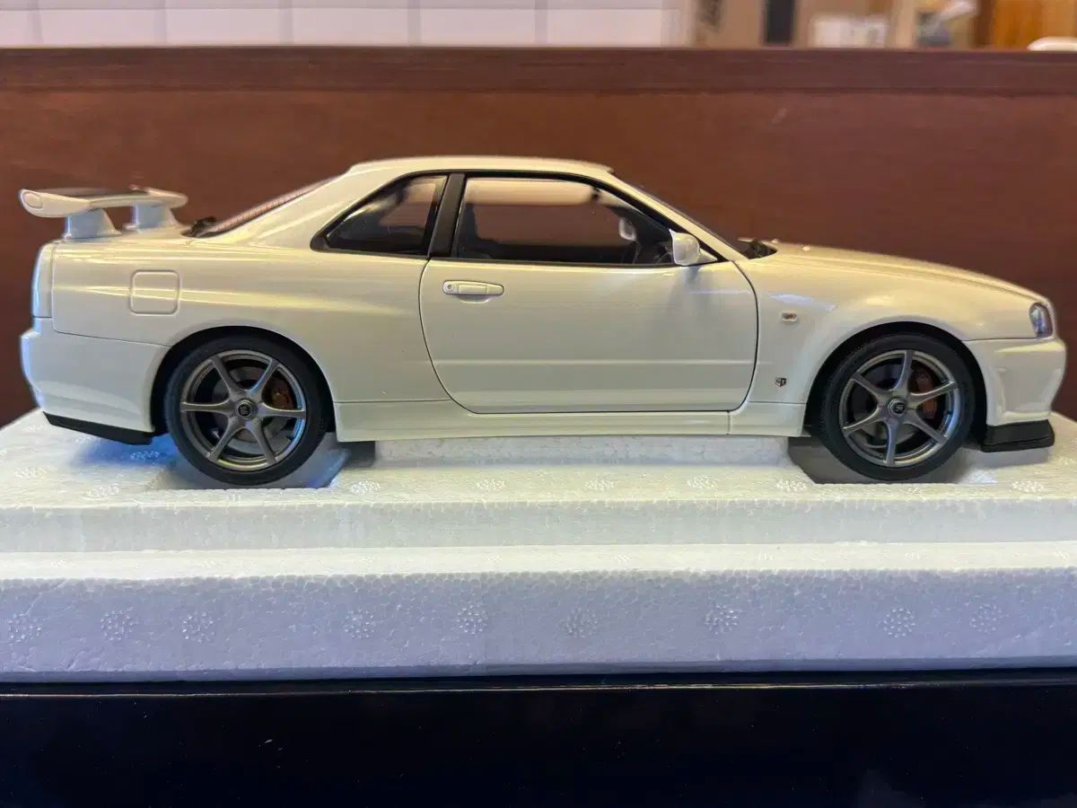 オートアート AUTOart 日産 スカイライン R 34 白パール