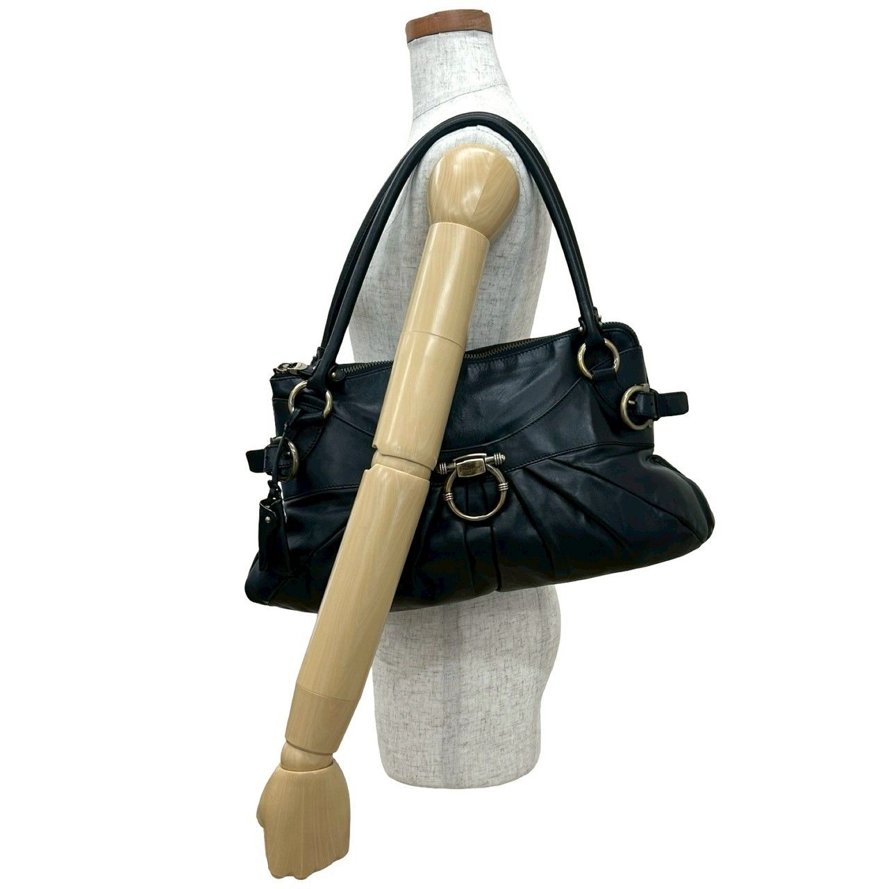 Salvatore Ferragamo サルヴァトーレフェラガモ ガンチーニ ロゴ 金具 レザー 本革 トートバッグ セミ ショルダーバッグ 黒 93057