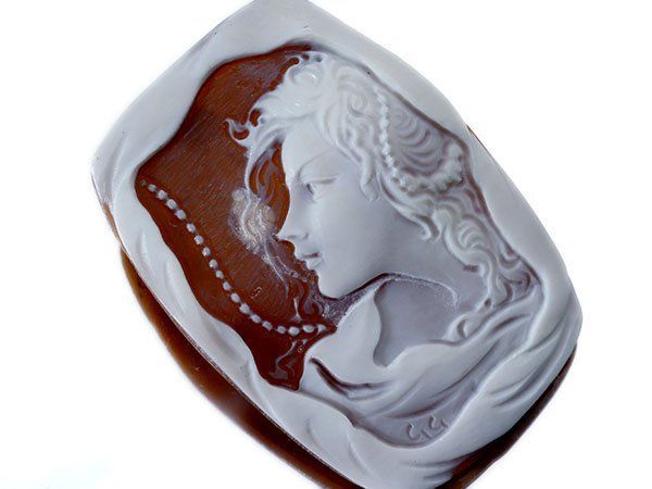 ジュエリー ジェンナロ ガロファロ作 凛々しい貴婦人 シェルカメオルース 48.4mm×34.4mm a2830m