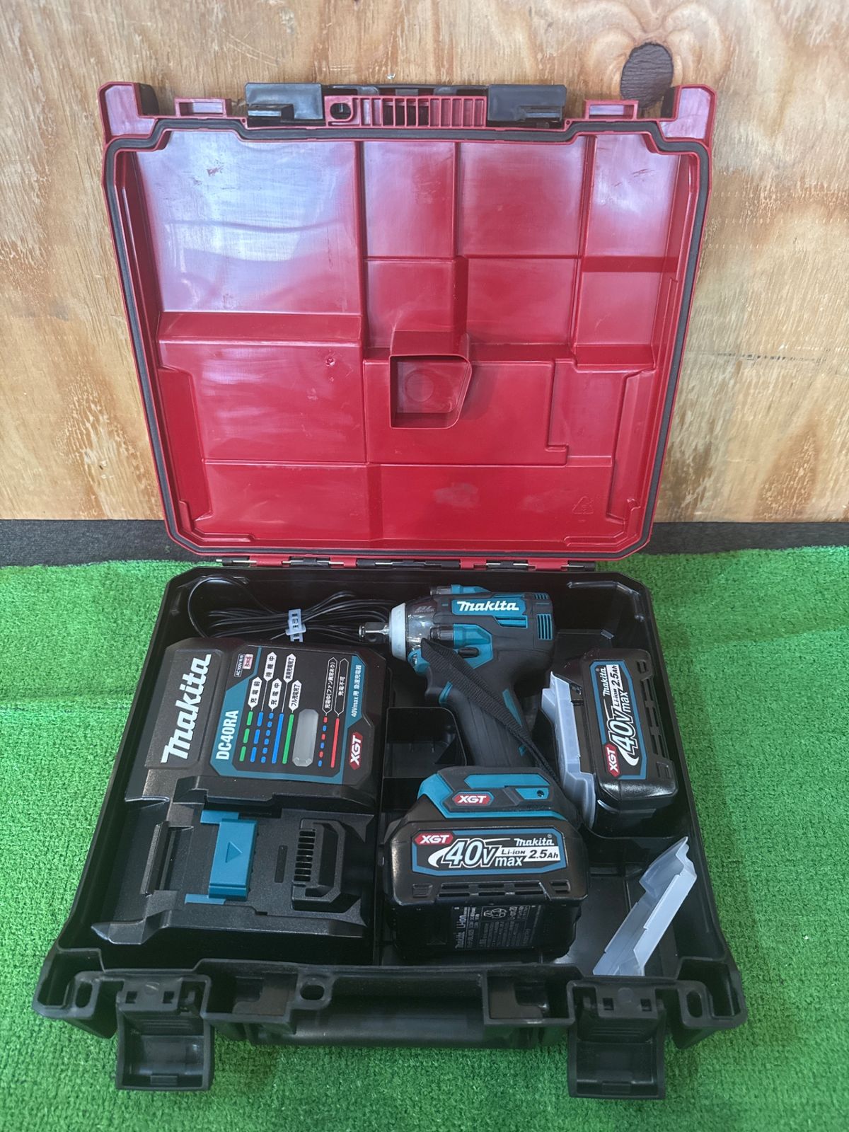 サ-28 マキタ TW004GRDX 充電式インパクトレンチ 純正バッテリ 2 充電器 ケース有 バッテリ充電回数各1回 現状品