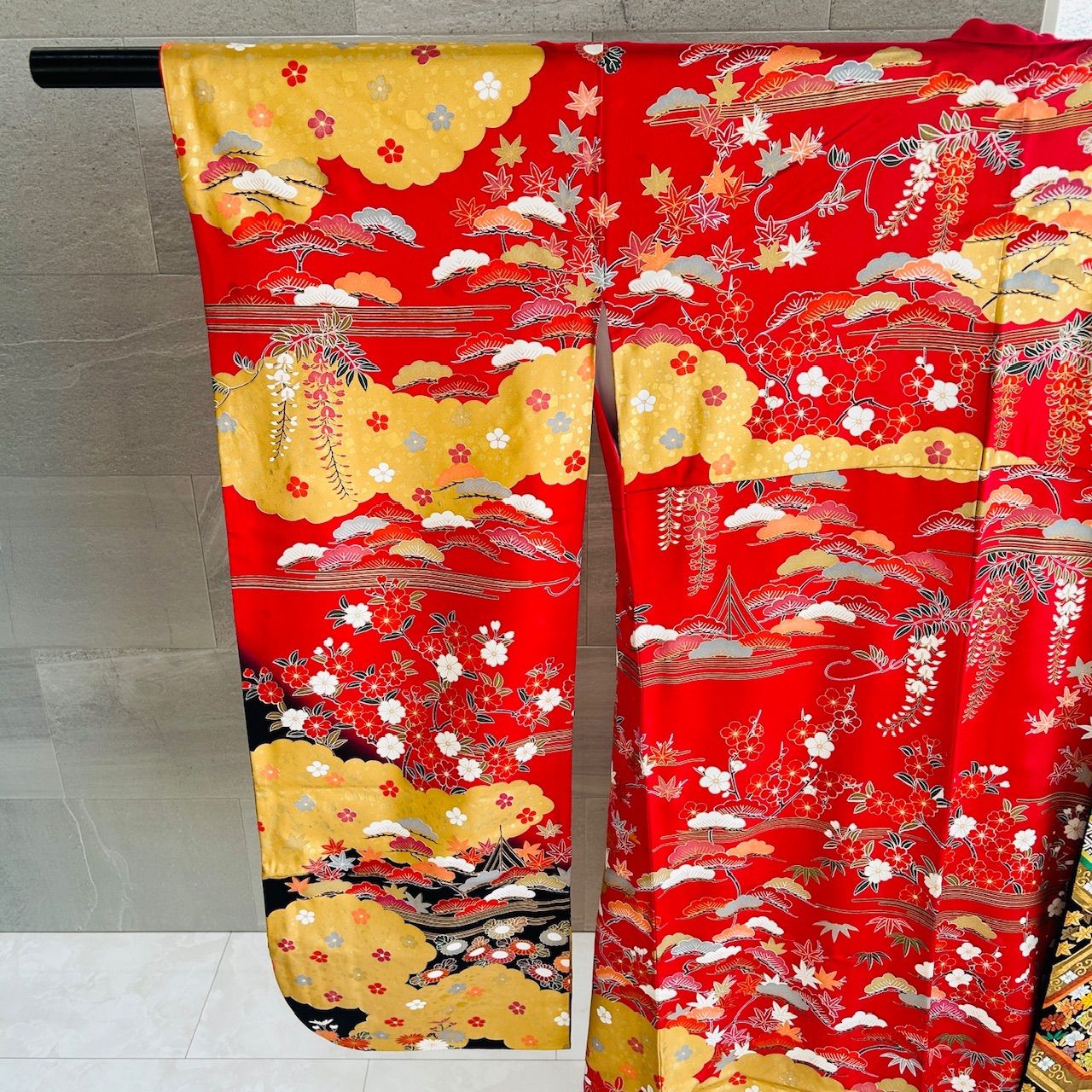 着物 帯 帯締め セット 振袖 赤系 花 袋帯 黒系 華やか 金糸 管理番号KKVMI 88