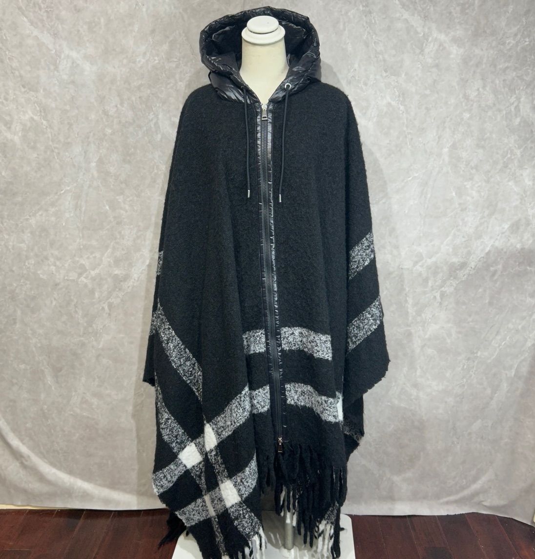 MONCLERモンクレールMANTELLAフードダウンケープコートポンチョ黒ユニ