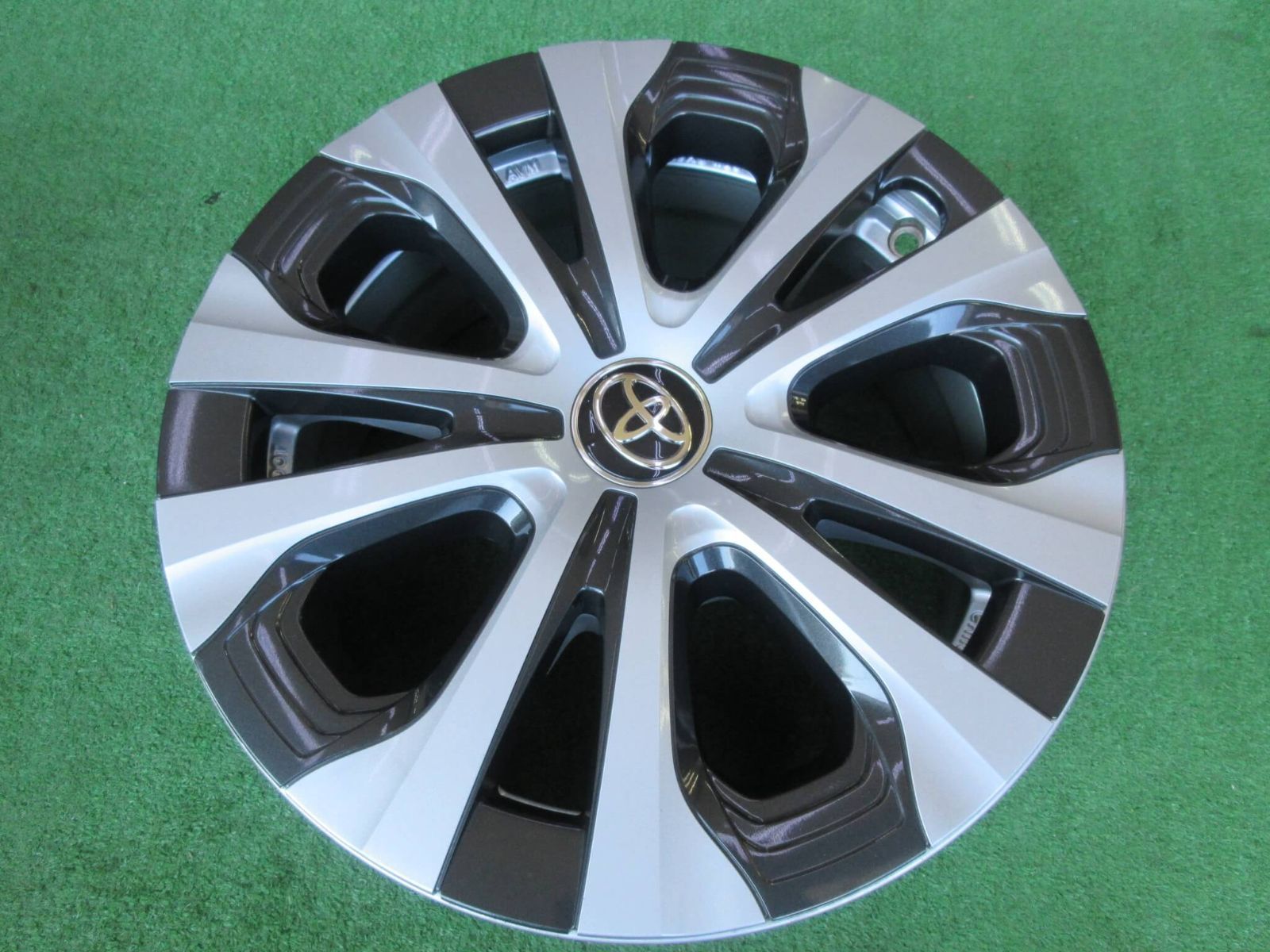 トヨタ ５０系プリウス ホイール 6 5 J 15 H 100 40 スタッドレス用にいかがですか