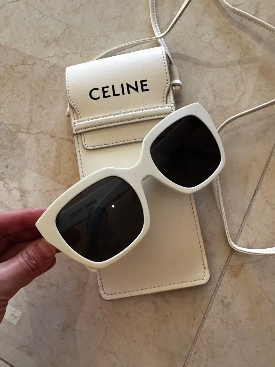 Celine セリーヌ サングラス 着用画像