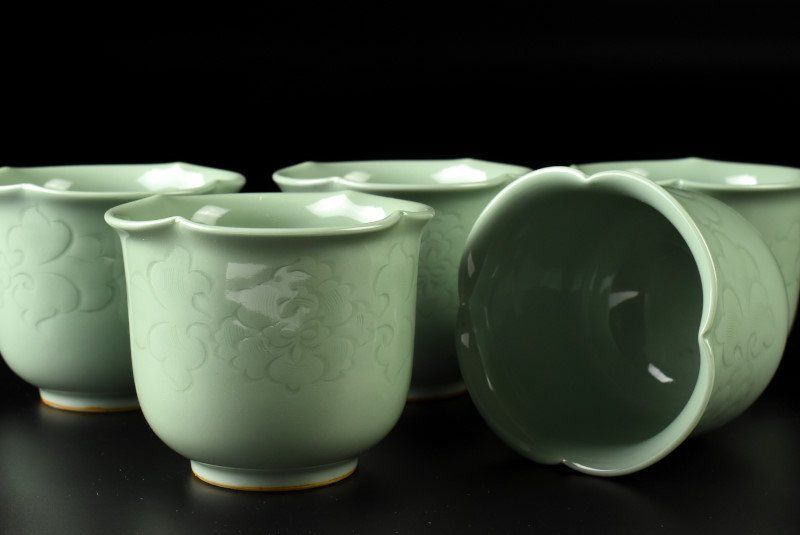 初代 宮永東山 明治−大正 青磁　(保管番号) Xガ7798 蔵C8858b】平安 宮永東山作 青磁陰刻牡丹文 輪花小鉢 五客 - メルカリ