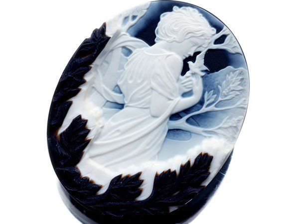 ジュエリー 森の中の女性像 ブルーストーンカメオルース 50.0mm×40.0mm a2863v