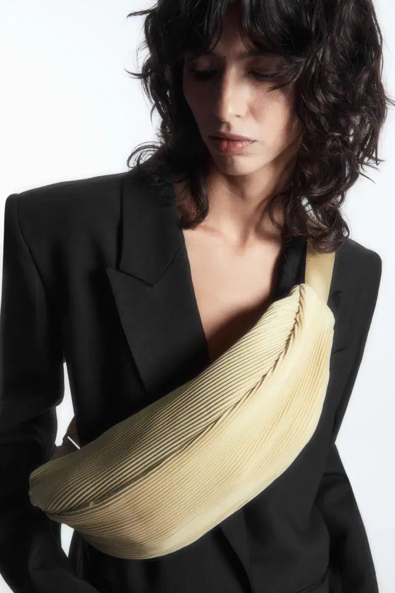 プリーツ クロスボディーバッグ