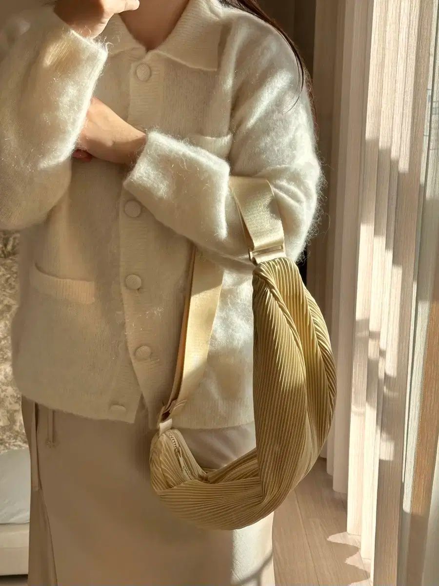 COS プリーツ クロスボディーバッグ