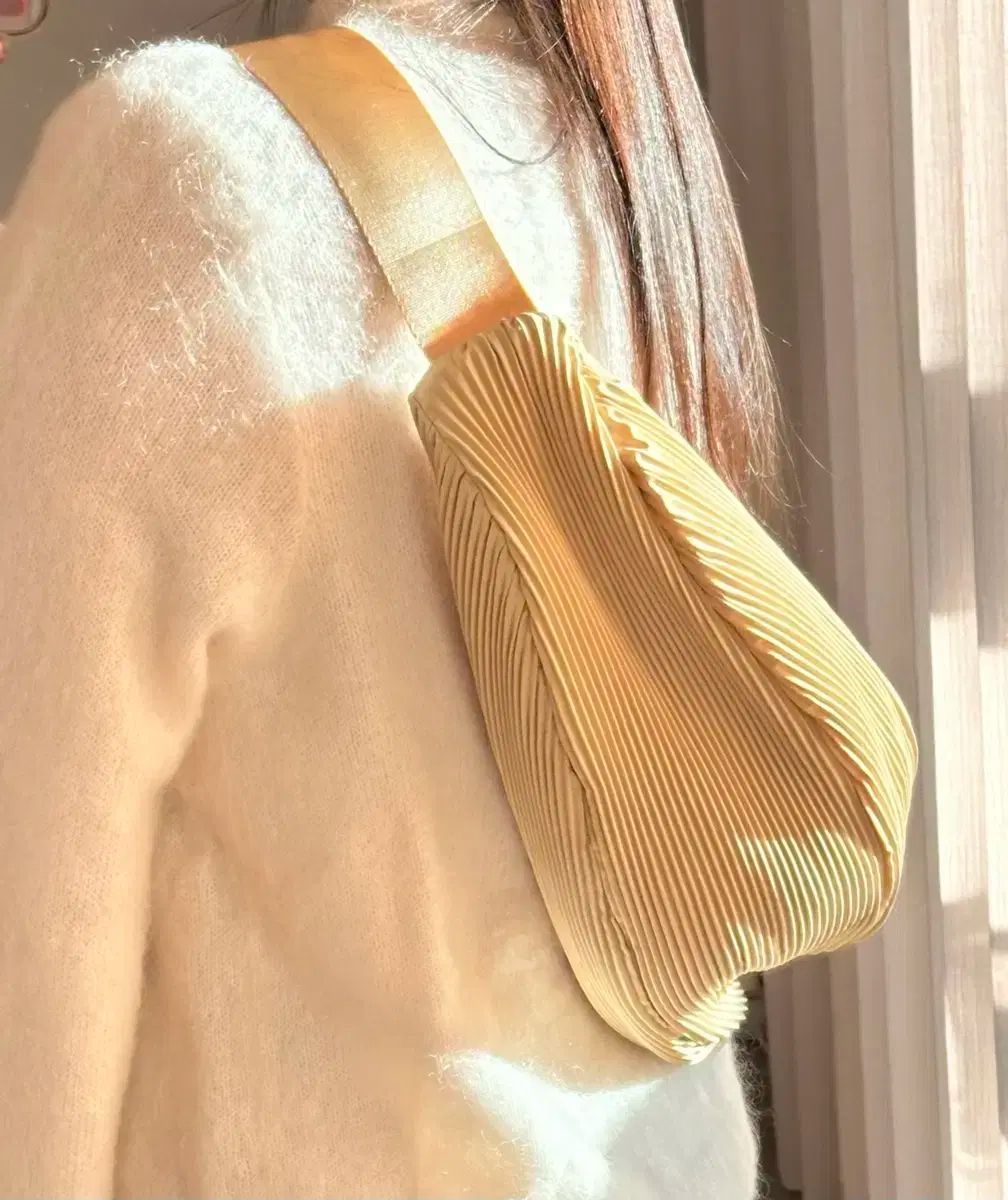 COS プリーツ クロスボディーバッグ