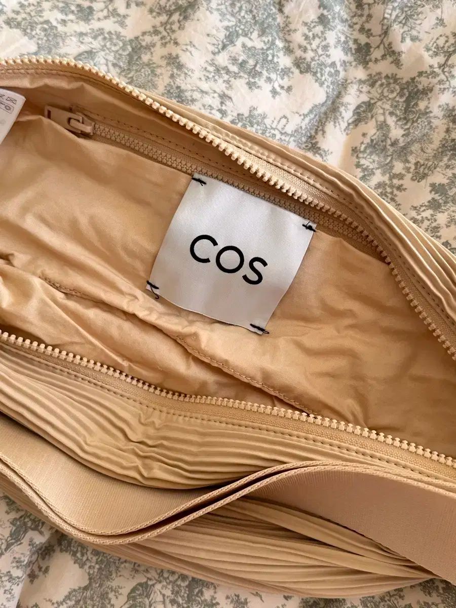 プリーツ クロスボディーバッグ