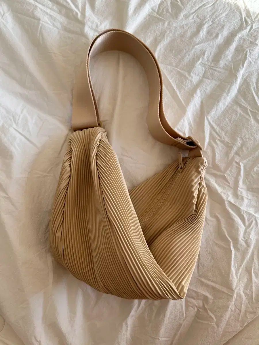 COS プリーツ クロスボディーバッグ WWW_SMP1DAWEKUDUS_SCH_ID