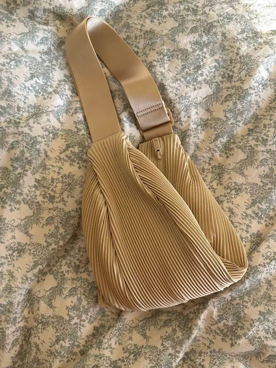 プリーツ クロスボディーバッグ