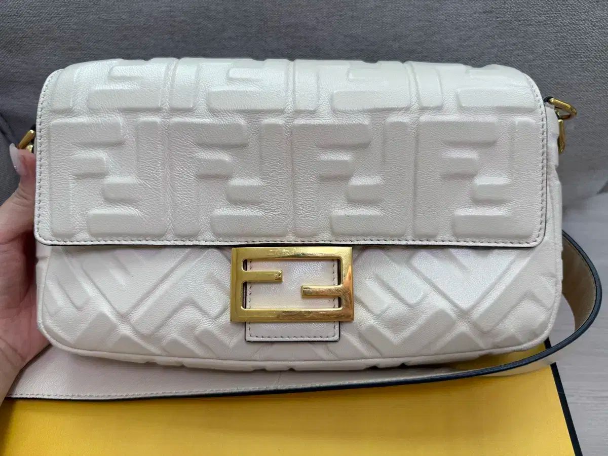 フェンディ バゲットバッグ Mサイズ