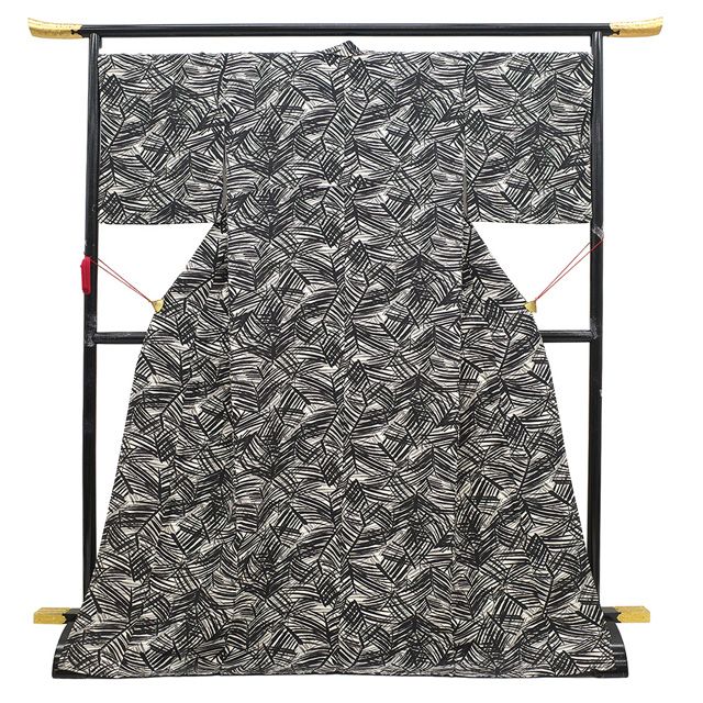 小紋 着物 正絹 袷 手染め オフホワイト 白 黒 グレー 松 カジュアル 春 秋 冬 上質 仕立て上がり 身丈177 裄丈70 ＴＬサイズ トールサイズ ＬＬ ２Ｌ ３Ｌ みやがわ sb 16583