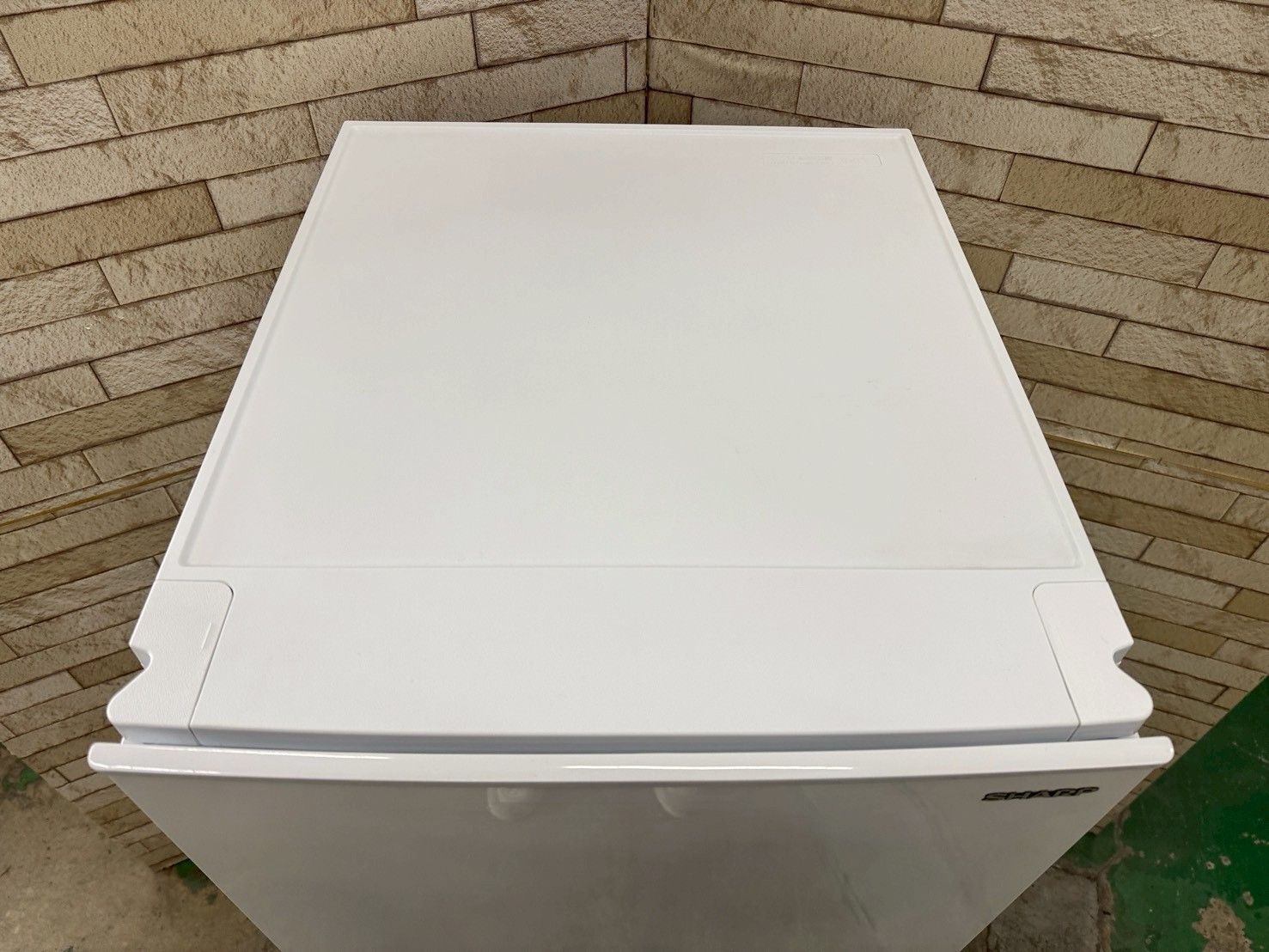 大阪送料無料★3か月保障付★冷蔵庫★2020年★SJ-D15G-W★SR-175 大阪送料無料☆3か月保障付き☆冷蔵庫☆シャープ☆2ドア☆2020年☆SJ