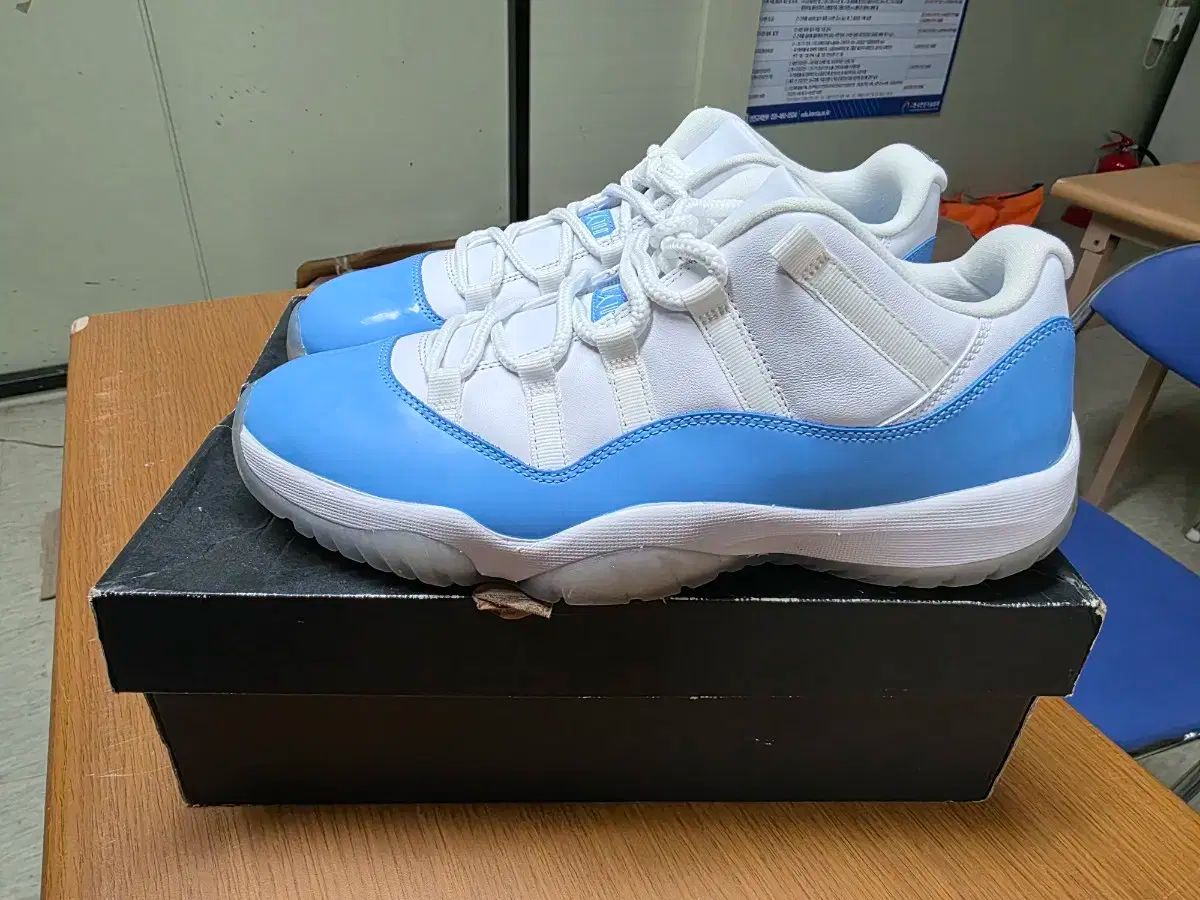 ジョーダン 11 レトロ ロー ユニバーシティ ブルー 2017 290