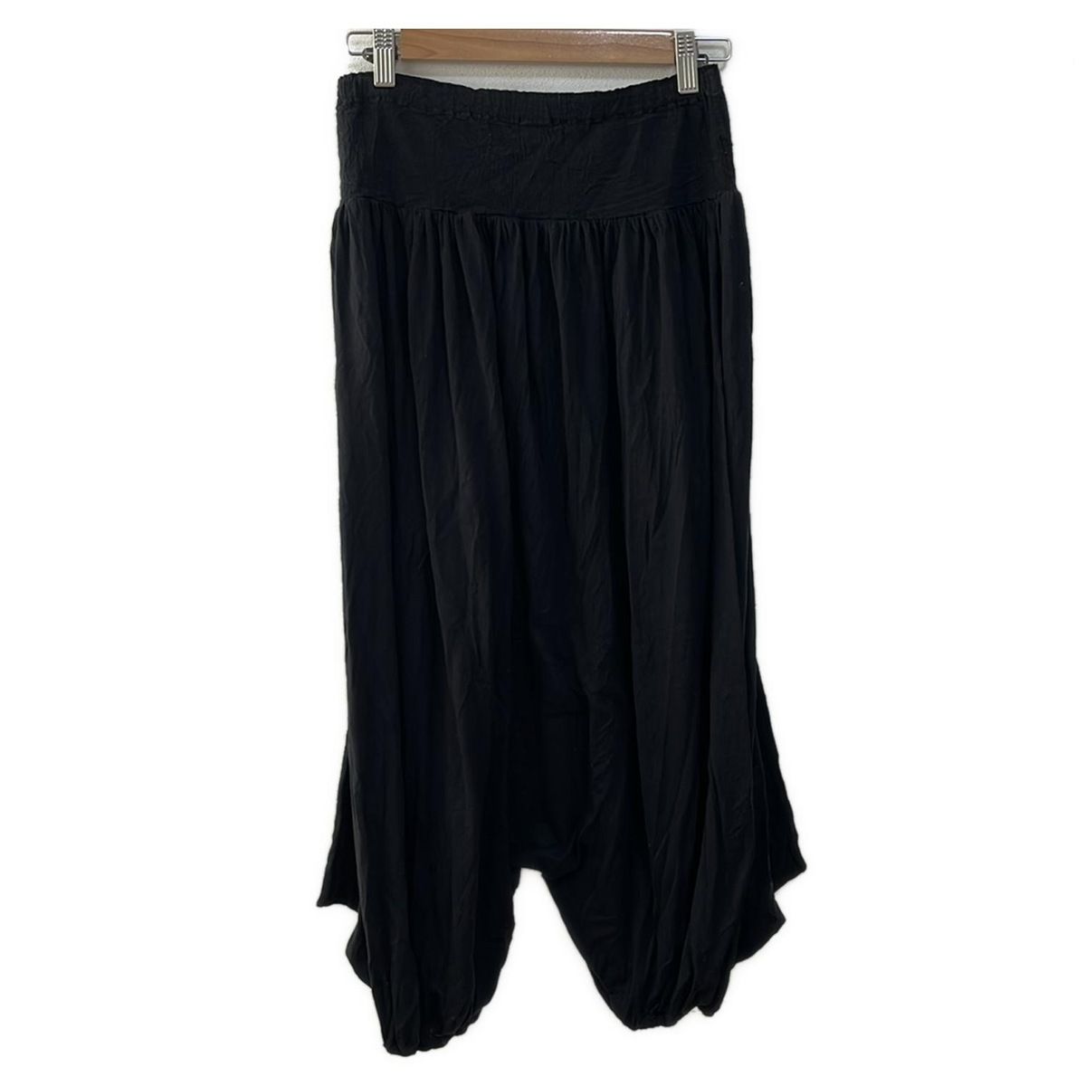 me ISSEY MIYAKE ミー イッセイミヤケ パンツ レディース - 黒 フルレングス ウエストゴム サルエルパンツ