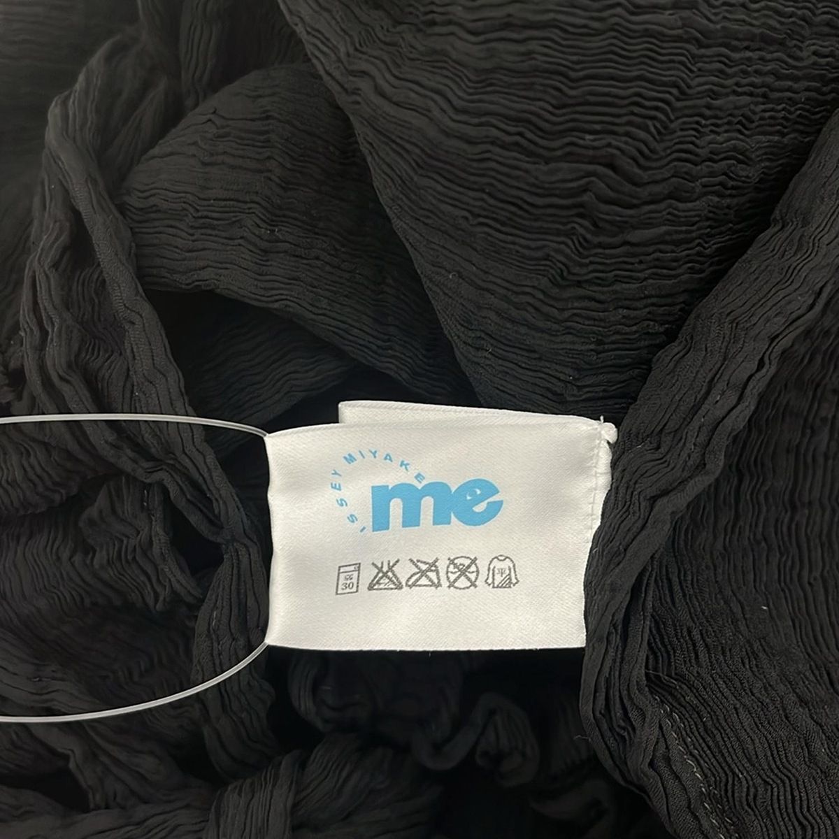  me ISSEY MIYAKE ミー イッセイミヤケ ホルターネックキャミソール レディース - 黒 キャミソール トップス