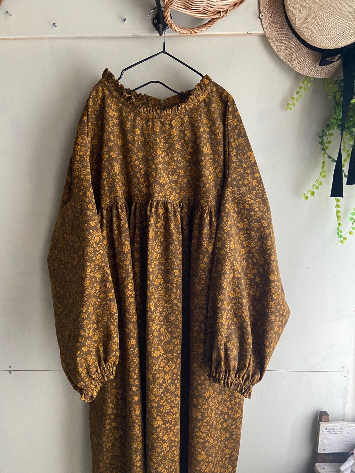 コーデュロイ フリルギャザーワンピース 小花 ブラウン マスタード
