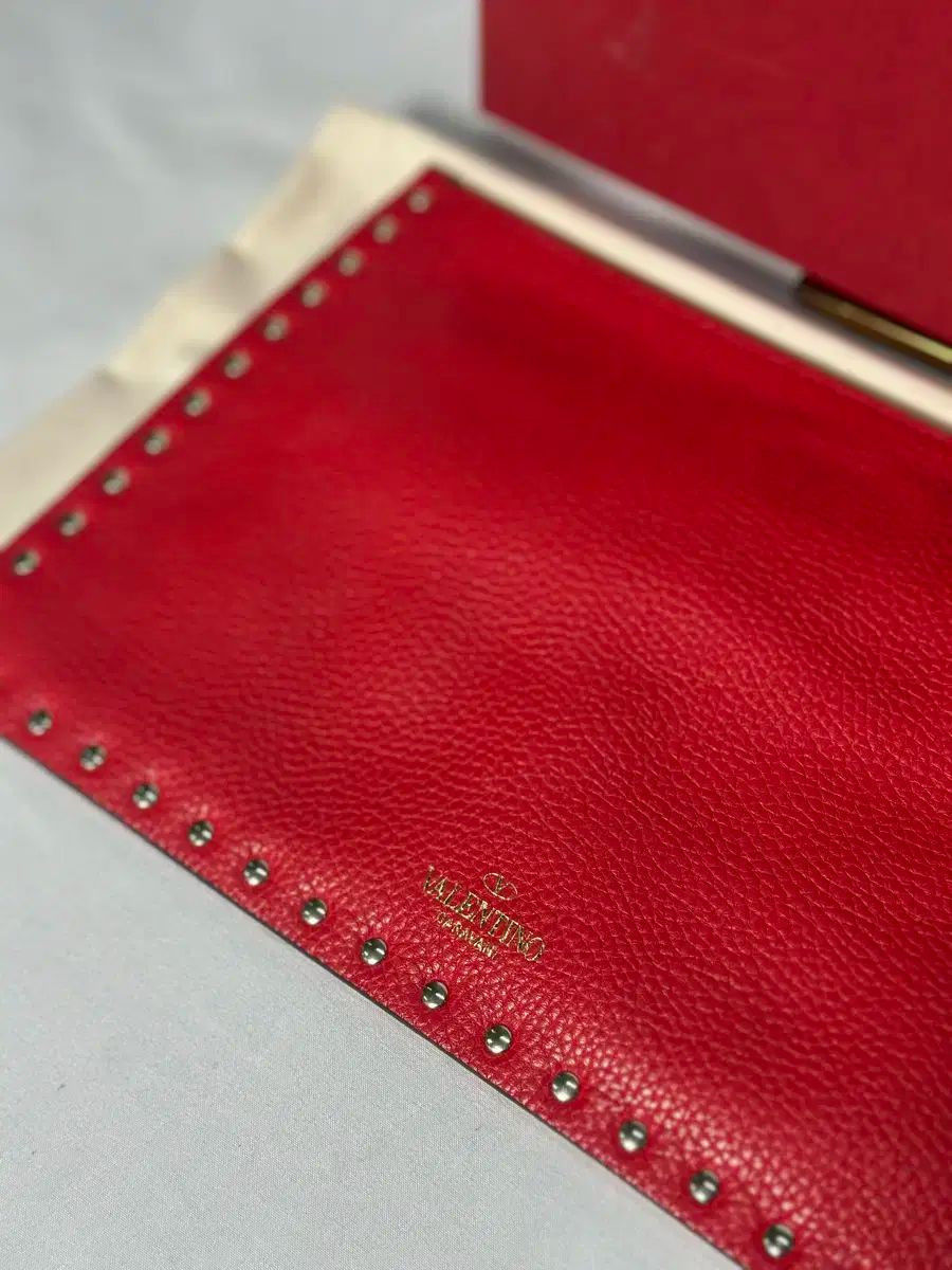 ヴァレンティノ ロックスタッズ クラッチバッグ レッド